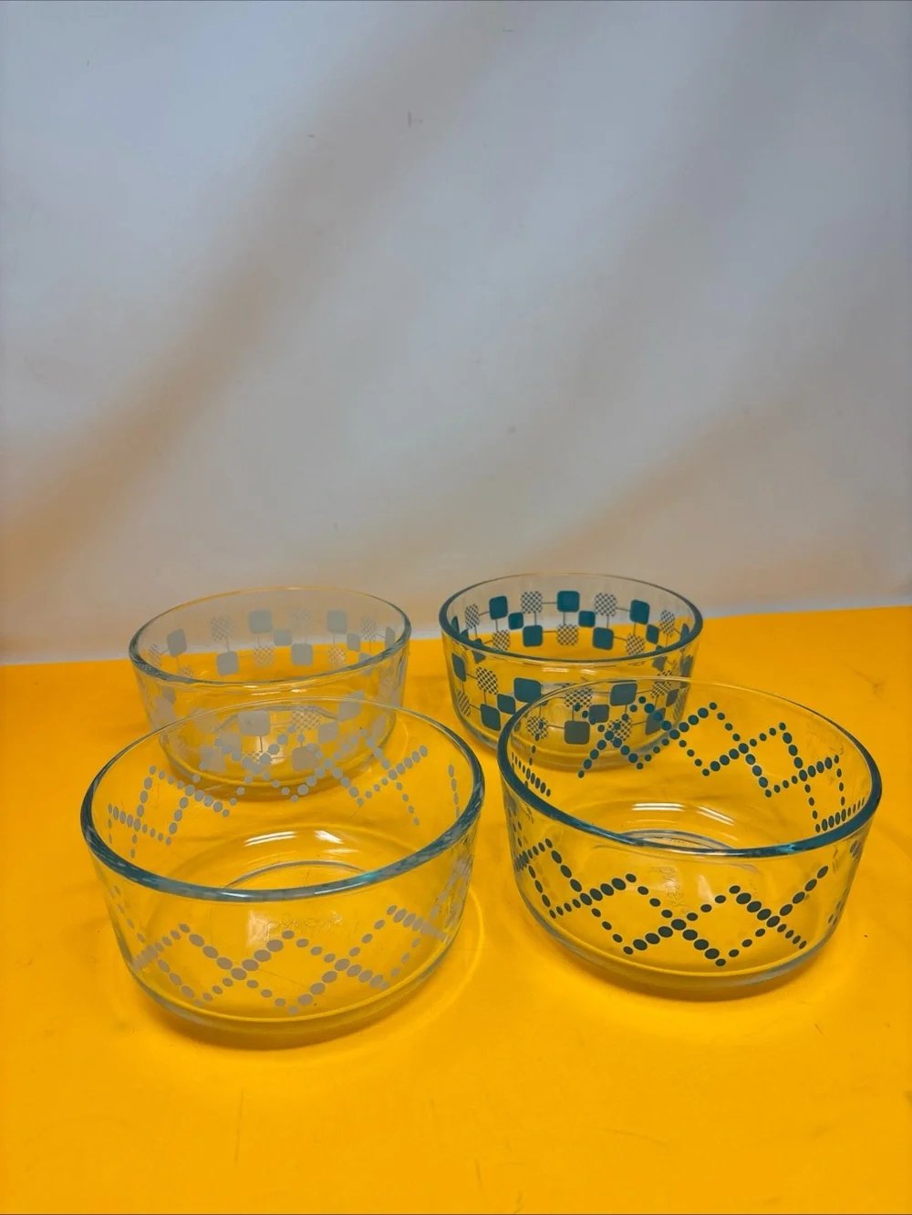 4 pc Stack of Vintage PYREX Glass Bowls with Blue and White Geometric Print used - Picture 4 of 16